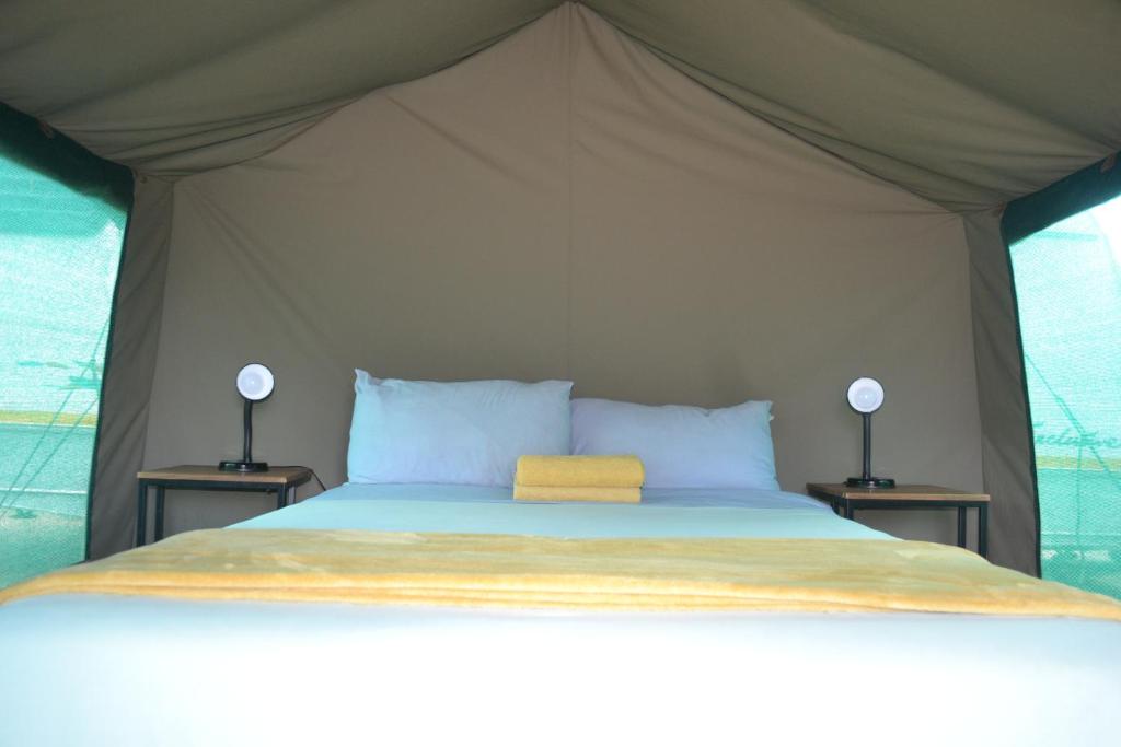 Postel nebo postele na pokoji v ubytování Yebo Safari Tents-Stay Inside Kruger
