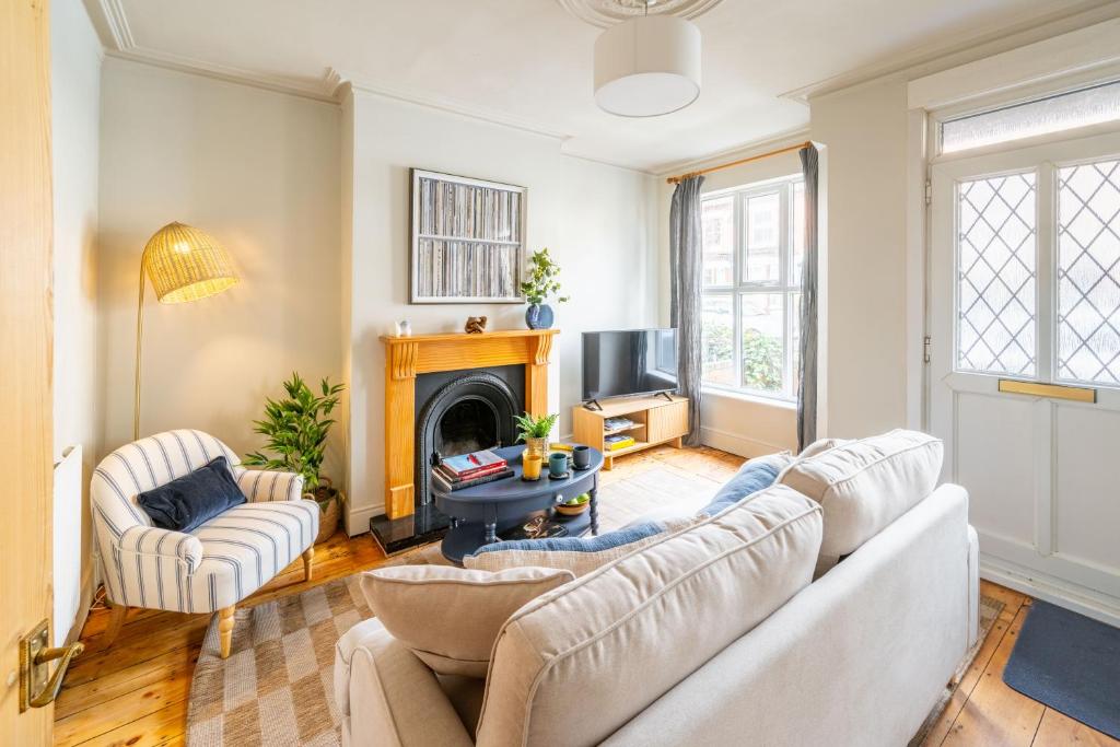 ノリッジにあるSwift Host - Golden Triangle 2 bed - Garden - Parkingのソファと暖炉のあるリビングルーム
