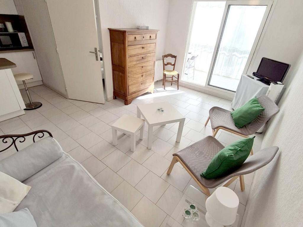 un salon avec un canapé et une table dans l'établissement T3 avec Wi-Fi, Parking, Piscine et Tennis à 150m de la Plage - FR-1-316-340, à Six-Fours-les-Plages