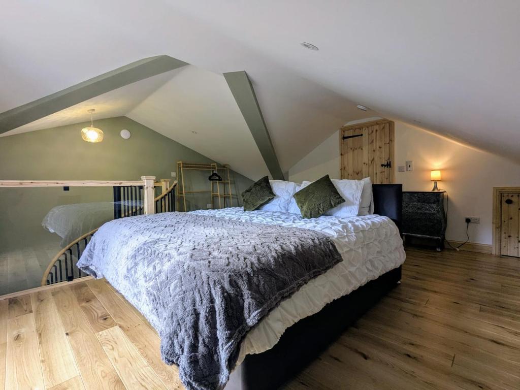 Un dormitorio con una cama grande en un ático. en The Lodge near Bike Park Wales Pen y Fan Brecon Beacons, en Merthyr Tydfil