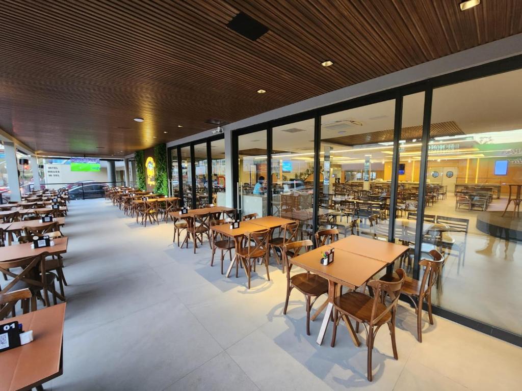 Um restaurante ou outro lugar para comer em Hotel Morada do Sol