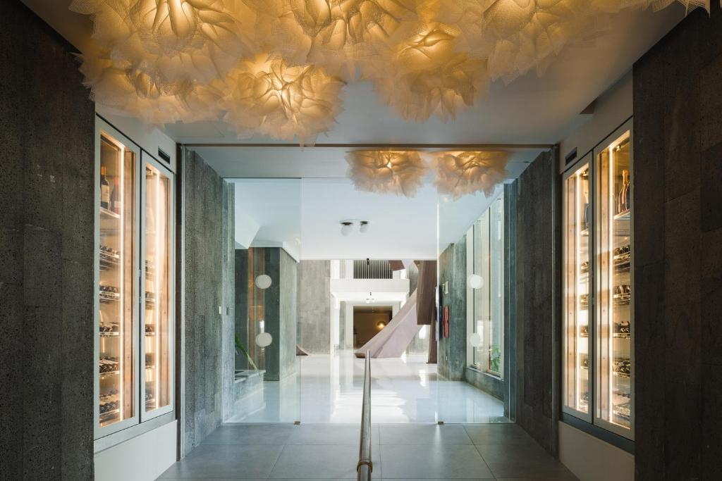 a hallway with a ceiling covered in gold leaf at Plus Fariones Suite Hotel in Puerto del Carmen