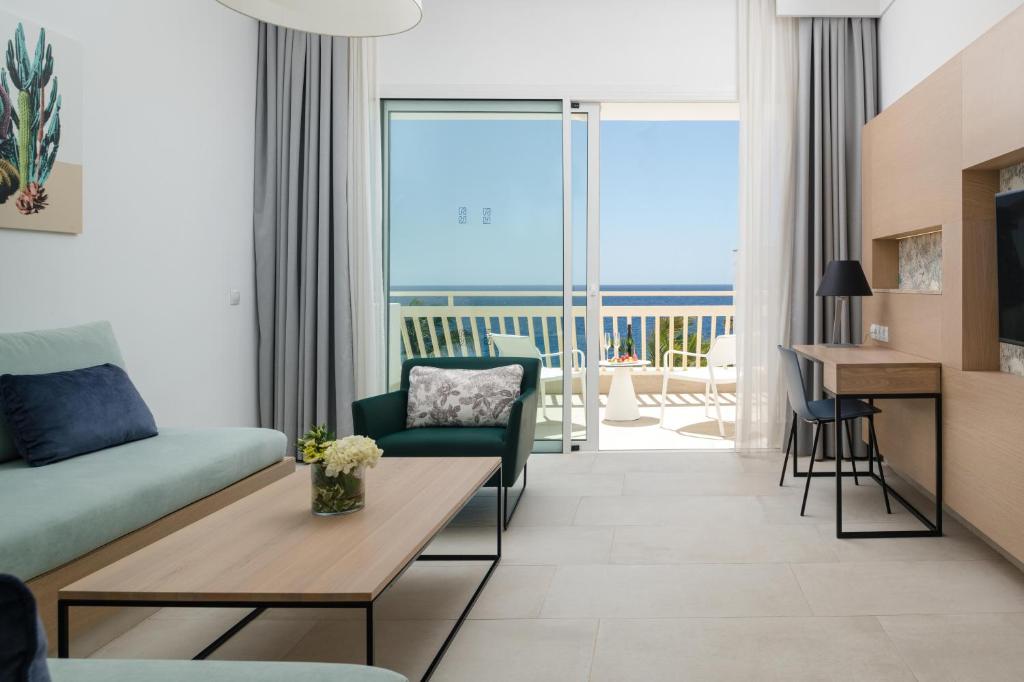 Plus Fariones Suite Hotel - 9