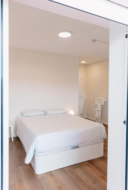 Uma cama ou camas num quarto em Arca Nova Guest House - Caminha