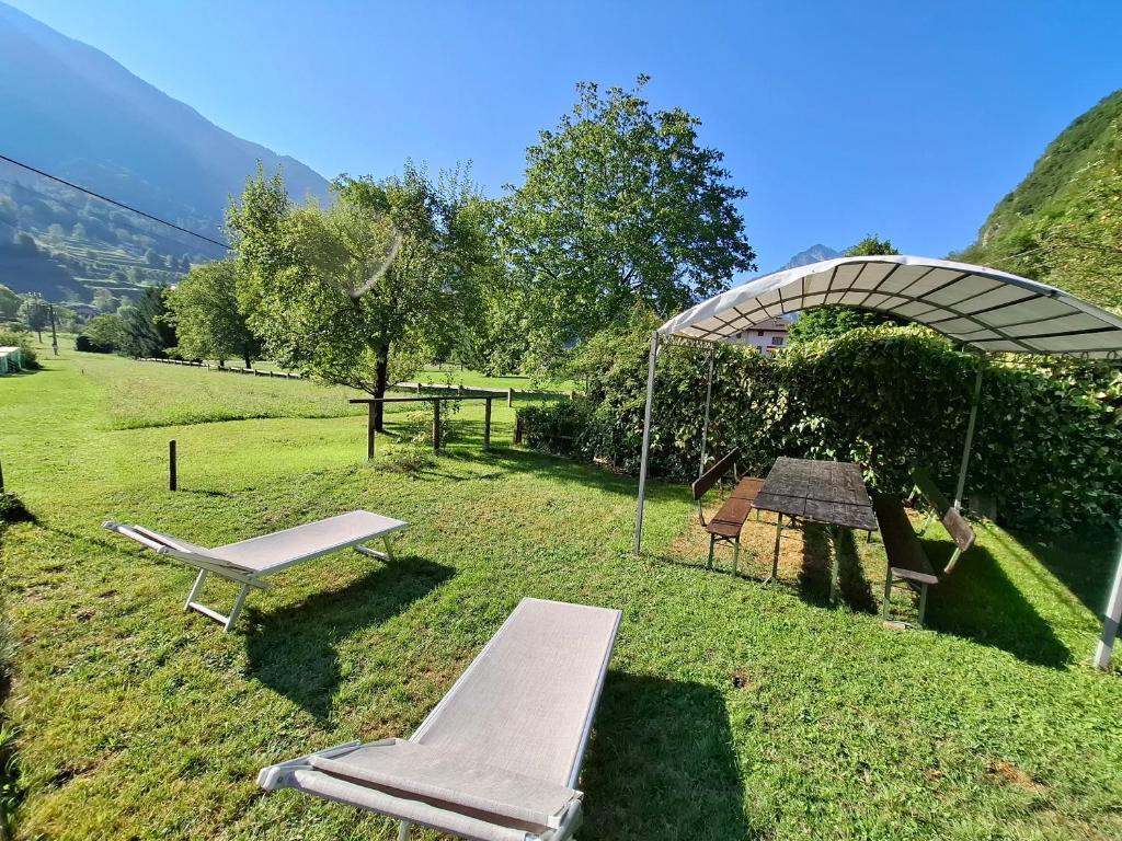 a hammock and a swing in a field at Casa Maria Angela in Ledro