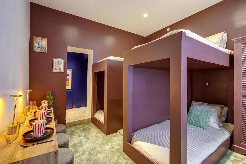 une chambre avec deux lits superposés et une table dans l'établissement Sacré Coeur, Netflix & Chill by ecoflats, à Paris
