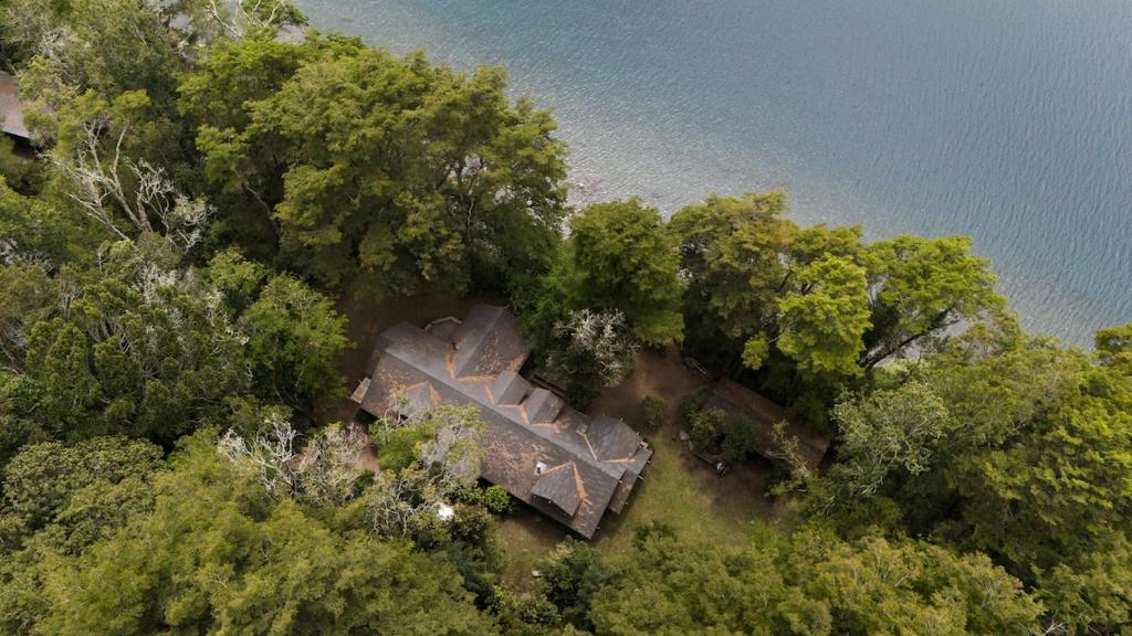 een luchtfoto van een huis in de bomen bij Casa Orilla Lago Rupanco in Isla Cabras