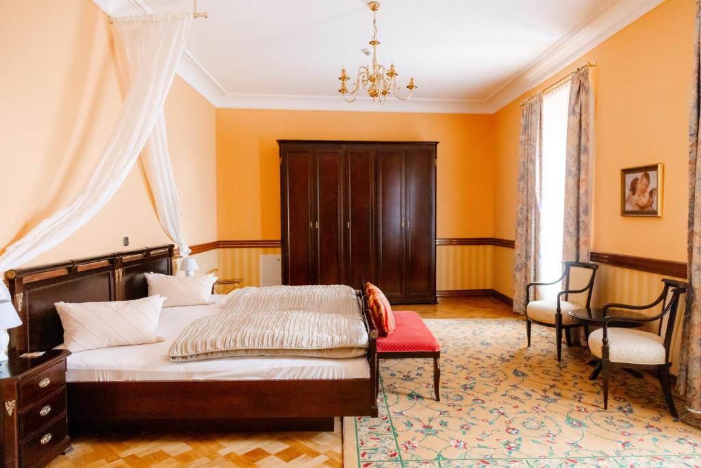 Postel nebo postele na pokoji v ubytování Hotel Schloss Schkopau