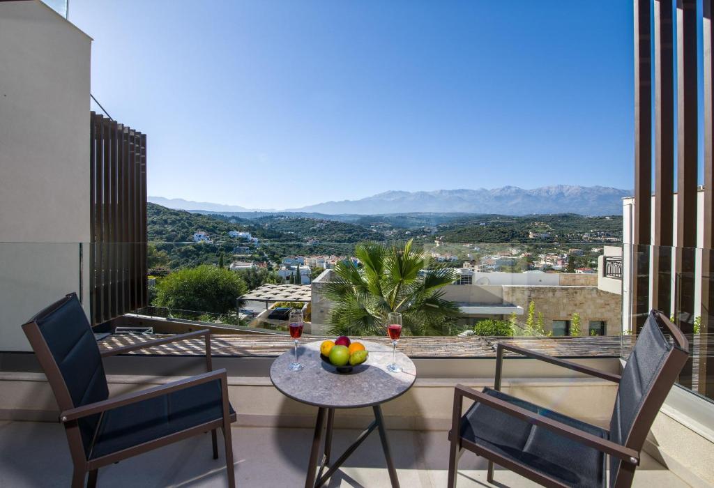 A general mountain view or a mountain view taken from A villát