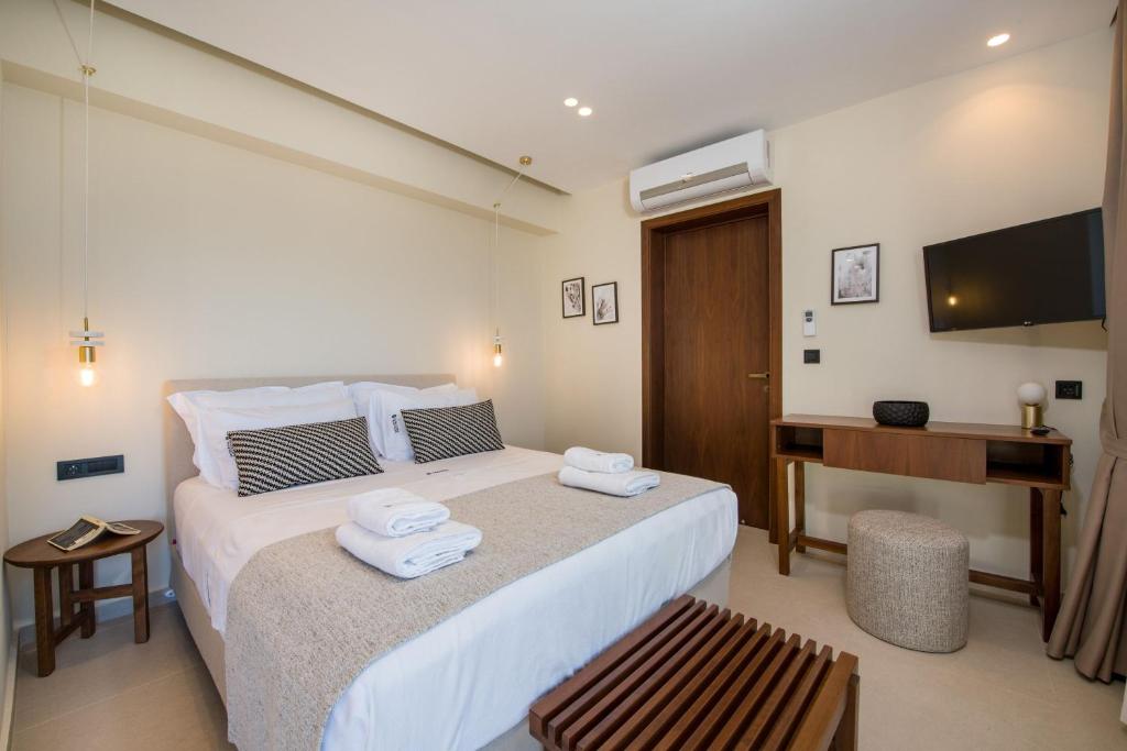 A bed or beds in a room at Almi-Cove Hilltop Villas