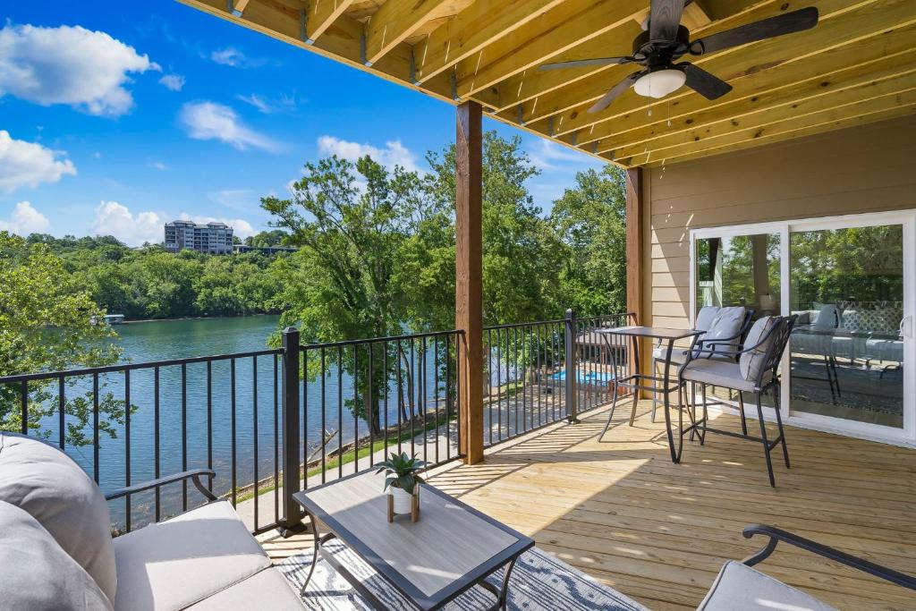 a screened porch with a view of the water at Lake Taneycomo Views-Near Branson Landing-Cmty Outdoor Pool-Free Tickets-Elevator! in Branson