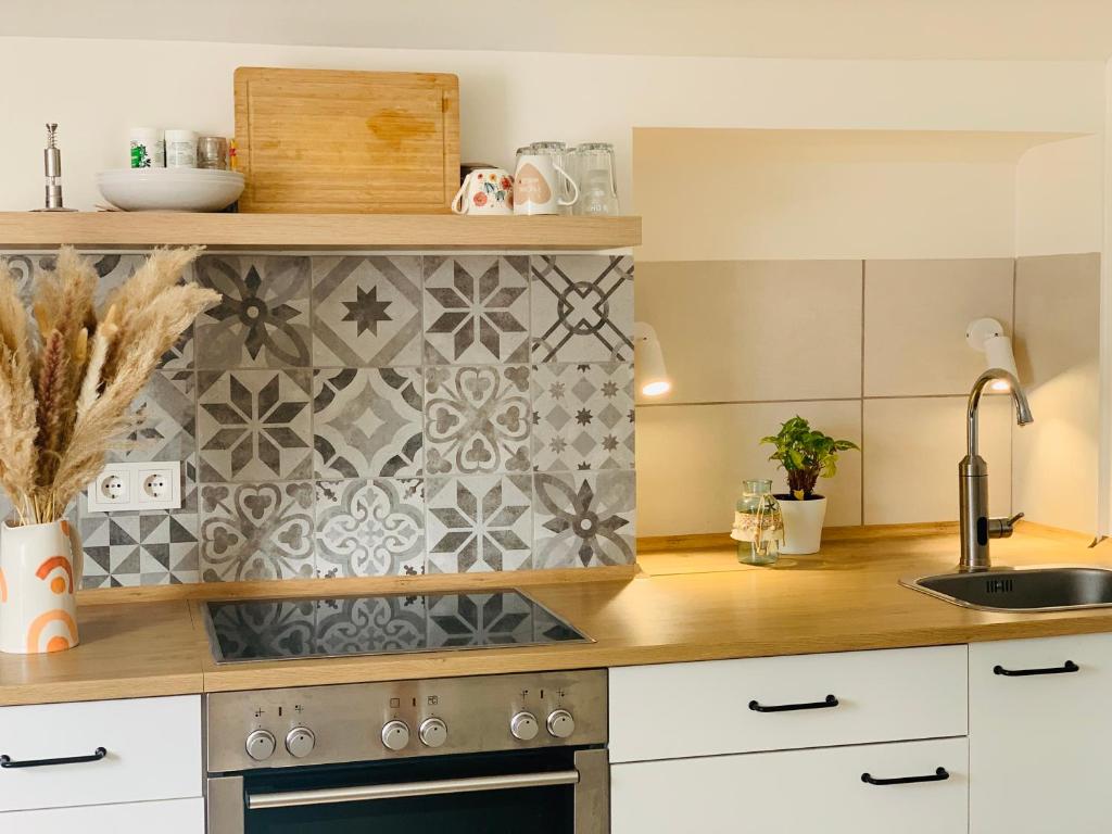 CASA DEL SOL - Neu ausgestattete Ferienunterkunft mit Parkplatz und E-Auto Ladestation的厨房或小厨房