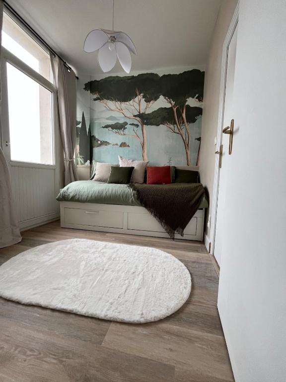 - une chambre avec un lit et un tapis blanc dans l'établissement Charmant appartement proche centre-ville, à Vannes