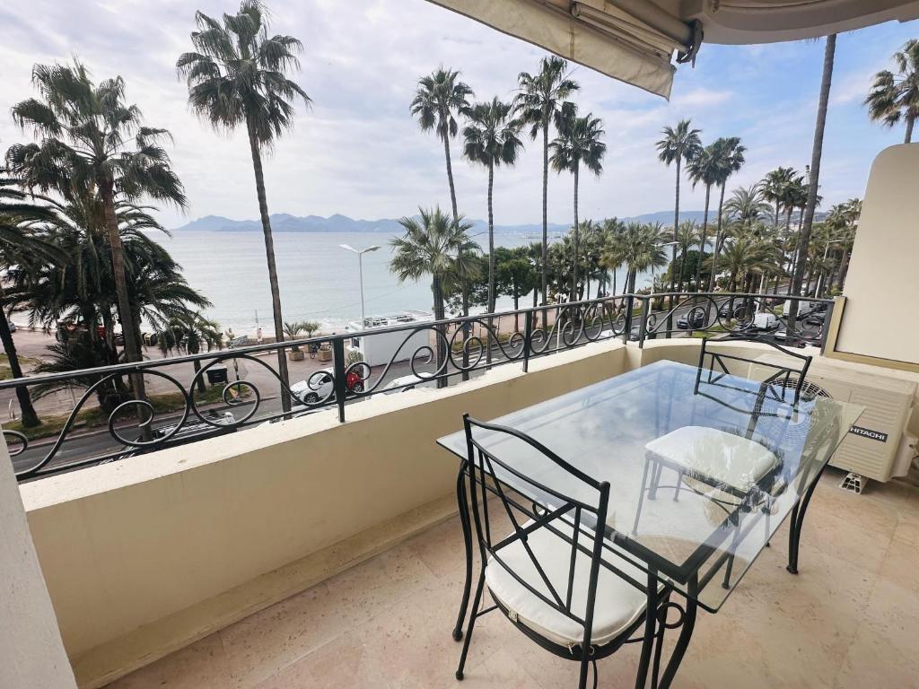 un balcon avec une table et des chaises et une vue sur l'océan dans l'établissement One bedroom apartment with a sea view right by the Croisette beaches and the center of Cannes. - 2287, à Cannes