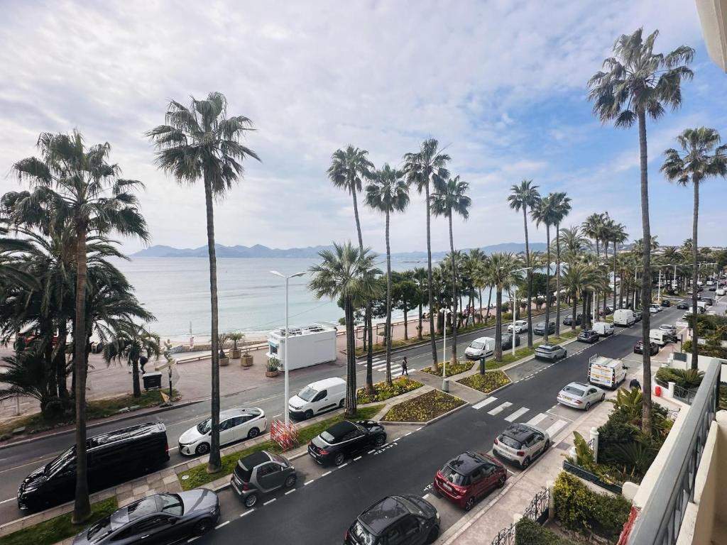 One bedroom apartment with a sea view right by the Croisette beaches and the center of Cannes. - 2287
