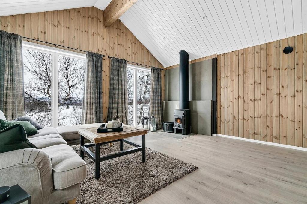 Posezení v ubytování Modernized standalone cabin Sørreisa - Bardufoss