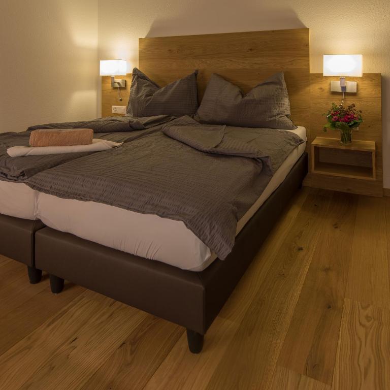 Postel nebo postele na pokoji v ubytování Gasthaus Rössli