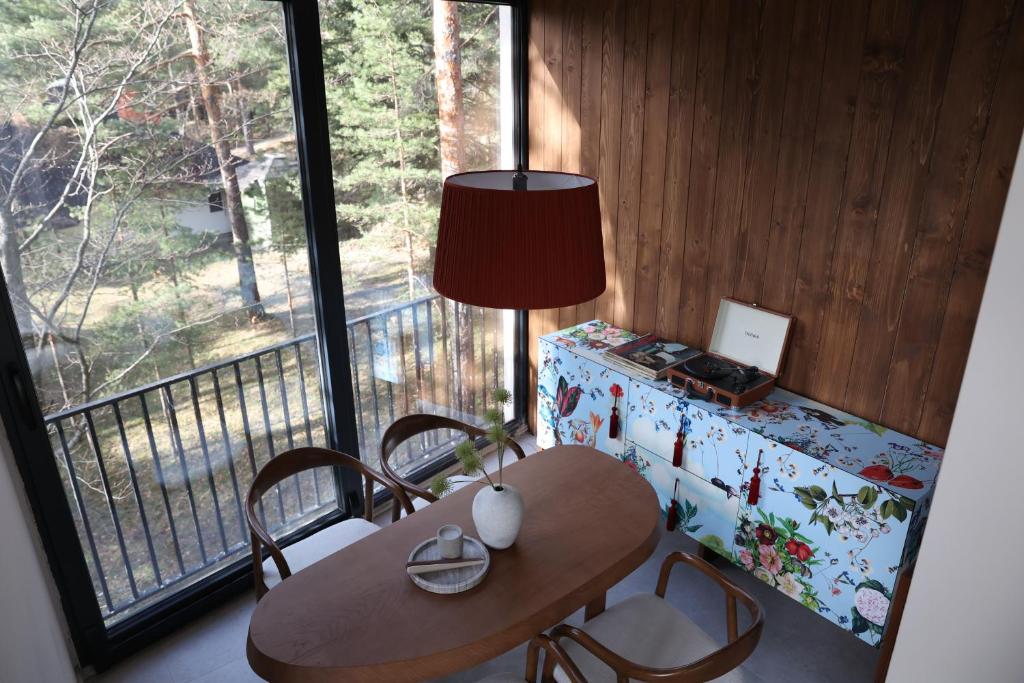 Un balcón o terraza en Gigi Mountain Home