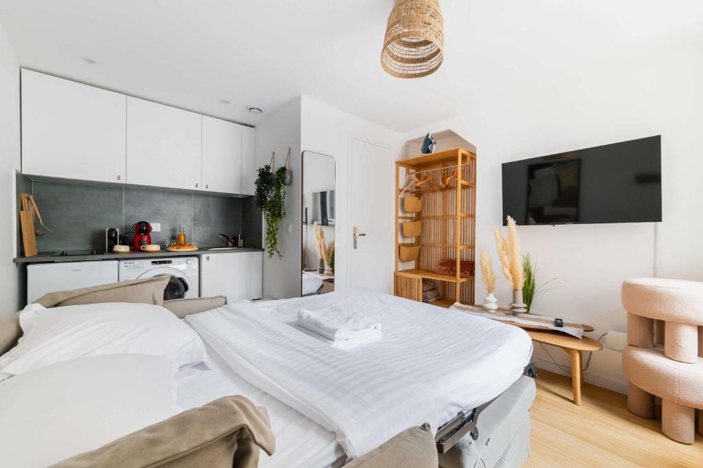 une chambre avec un lit et une cuisine dans l'établissement Studio love agreable Marais paris 3 - 2P, à Paris