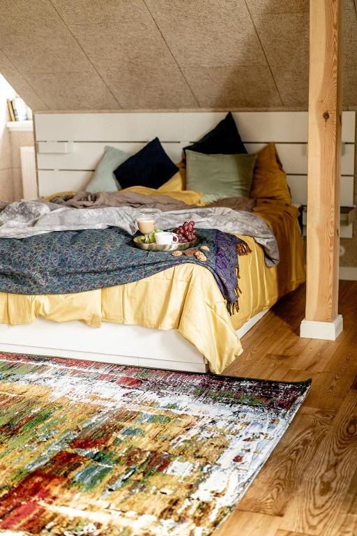 Postel nebo postele na pokoji v ubytování Pērlerada room