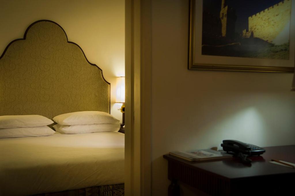 Una cama o camas en una habitación de Jerusalem Gold Hotel