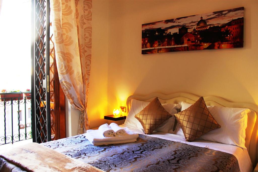 - une chambre avec un lit et des serviettes dans l'établissement Vietitaly Filiberto, à Rome