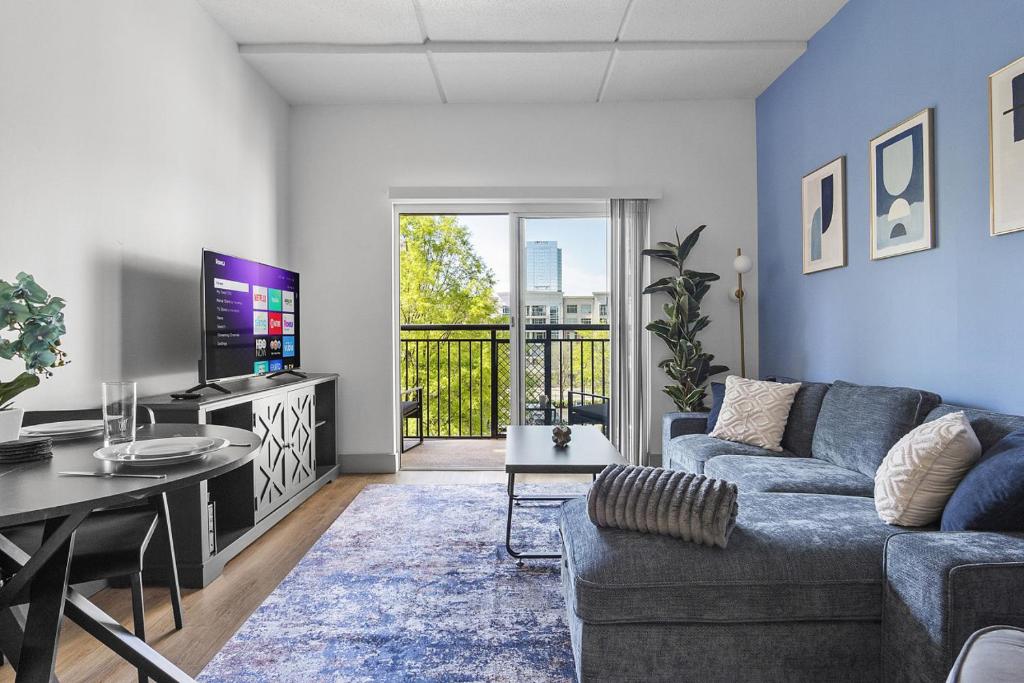 Et tv og/eller underholdning på Beautiful Blue Spacious Free Parking View Gym