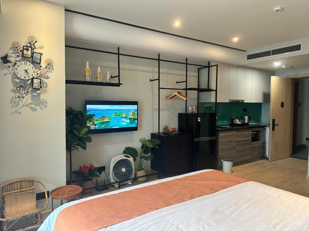 TV a/nebo společenská místnost v ubytování Bay View Halong Homestay Panoramic Bay View Luxury Apartment