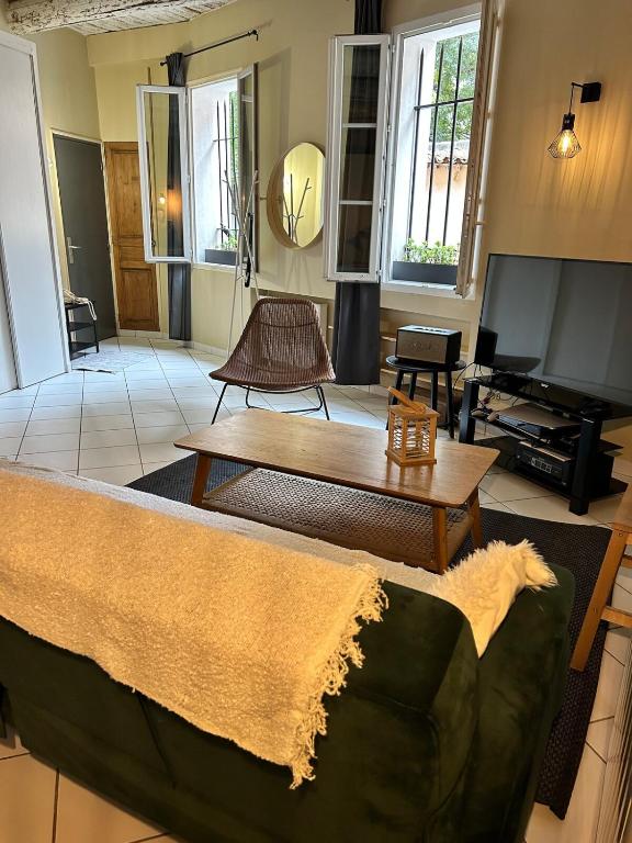 un salon avec un canapé et une table dans l'établissement Grand Loft et Terrasse Privée - Coeur Historique d'Aix !, à Aix-en-Provence