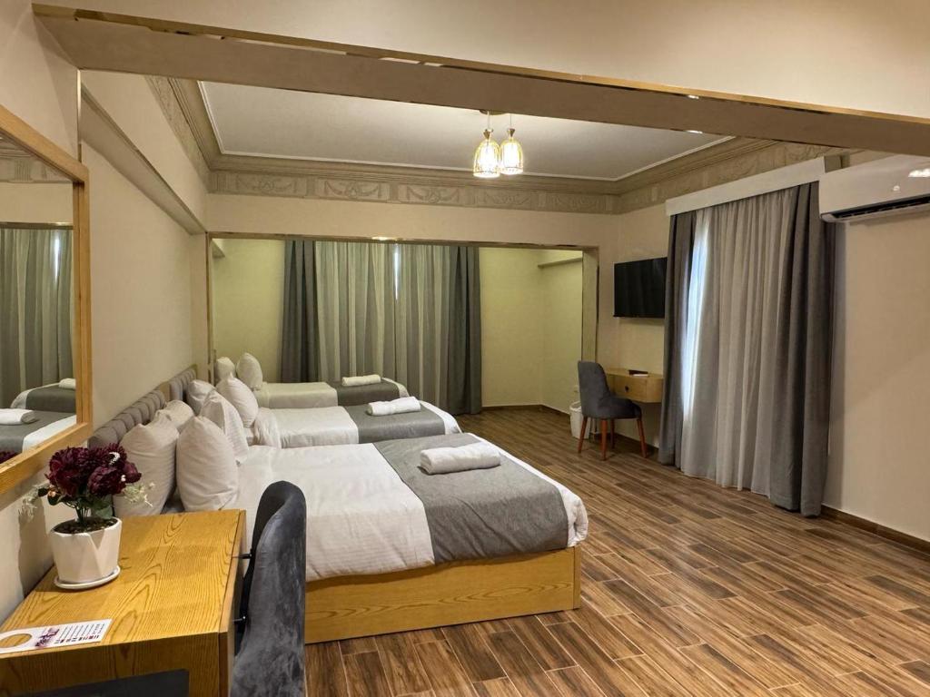 Postel nebo postele na pokoji v ubytování Dyafa Pyramids Hotel & Spa