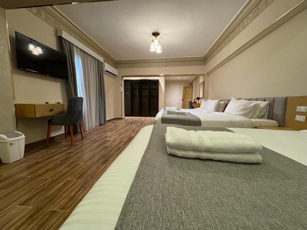 Postel nebo postele na pokoji v ubytování Dyafa Pyramids Hotel & Spa