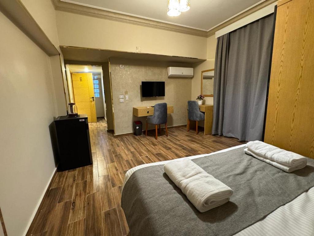 Postel nebo postele na pokoji v ubytování Dyafa Pyramids Hotel & Spa