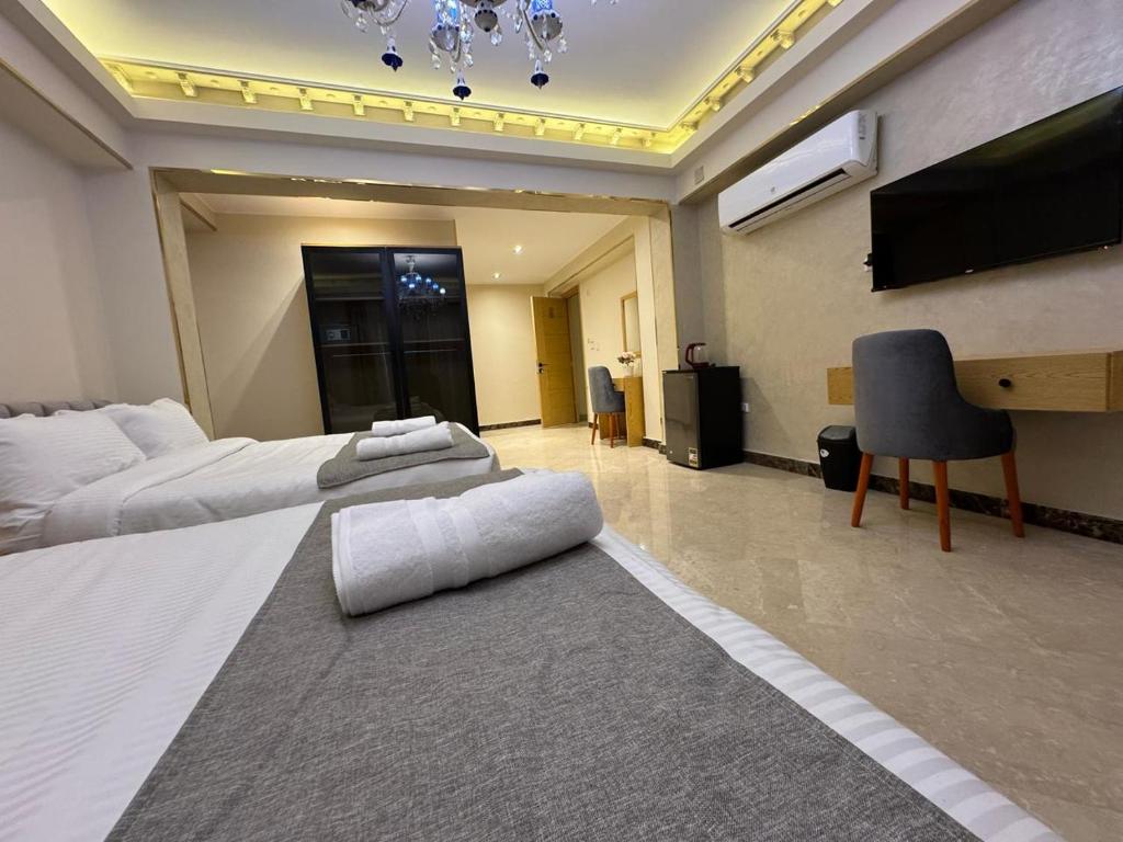 TV a/nebo společenská místnost v ubytování Dyafa Pyramids Hotel & Spa