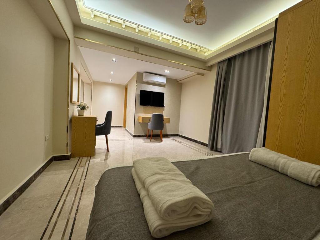 Postel nebo postele na pokoji v ubytování Dyafa Pyramids Hotel & Spa