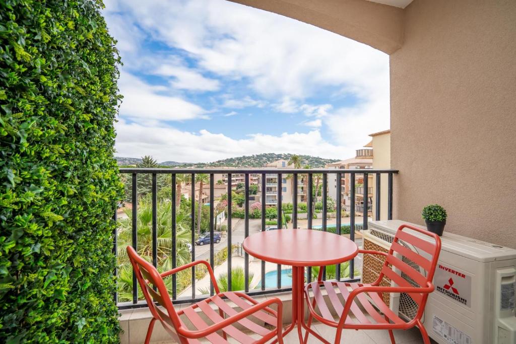 d'une terrasse avec une table et des chaises ainsi que d'un balcon avec vue. dans l'établissement Luxueux studio piscine, à Sainte-Maxime