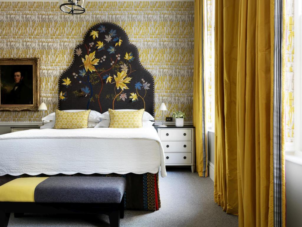 Postel nebo postele na pokoji v ubytování Covent Garden Hotel, Firmdale Hotels