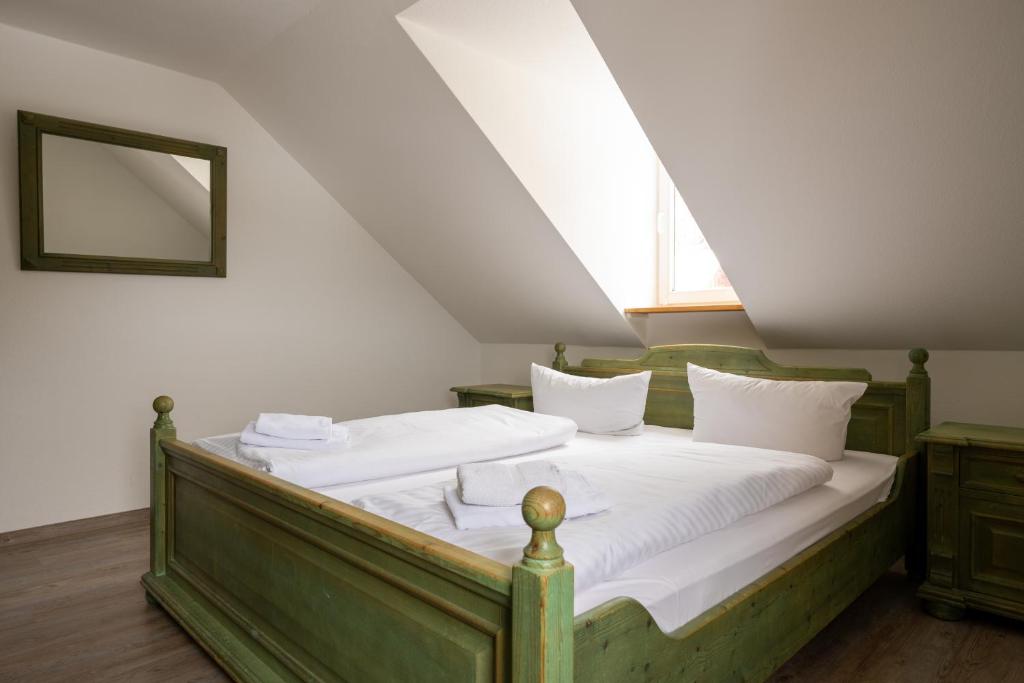 Postel nebo postele na pokoji v ubytování Ferienanlage Zum Silberstollen 2 Häuser am Berg Polderhof und Weißeritzhütte