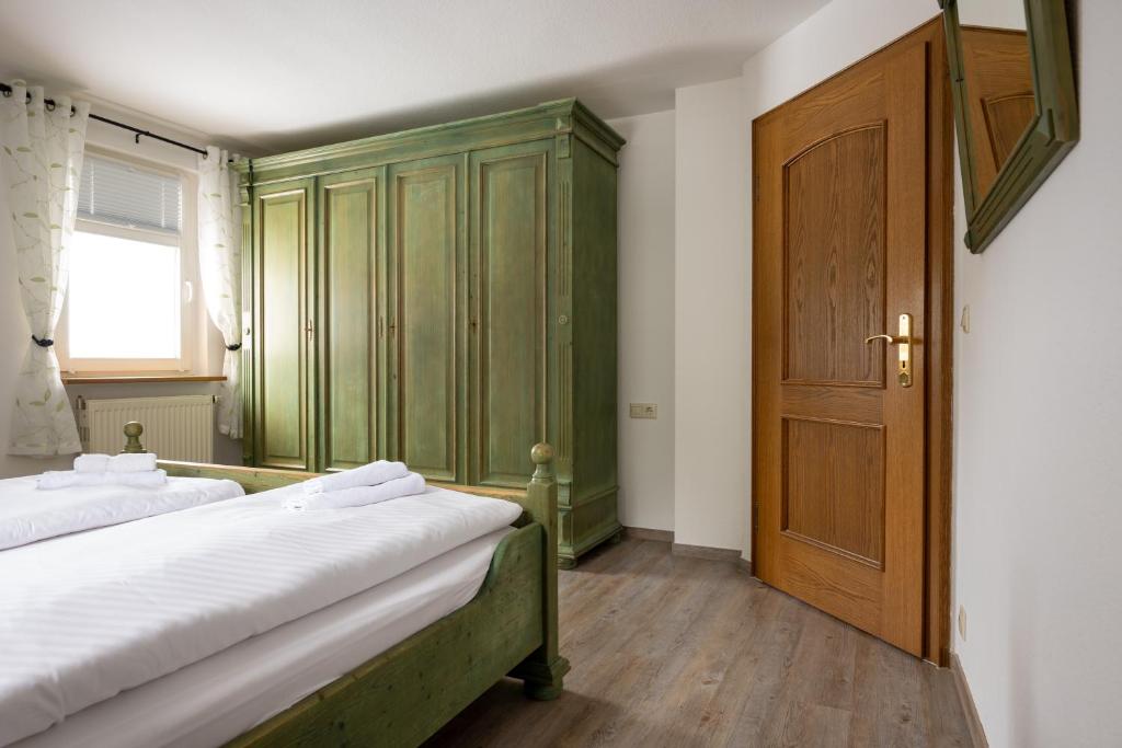 Postel nebo postele na pokoji v ubytování Ferienanlage Zum Silberstollen 2 Häuser am Berg Polderhof und Weißeritzhütte