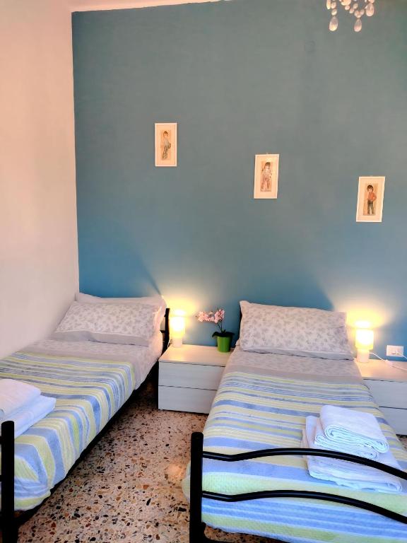 A bed or beds in a room at CASA MAFALDA - Rooms, friends and more - Affittacamere, Guest House