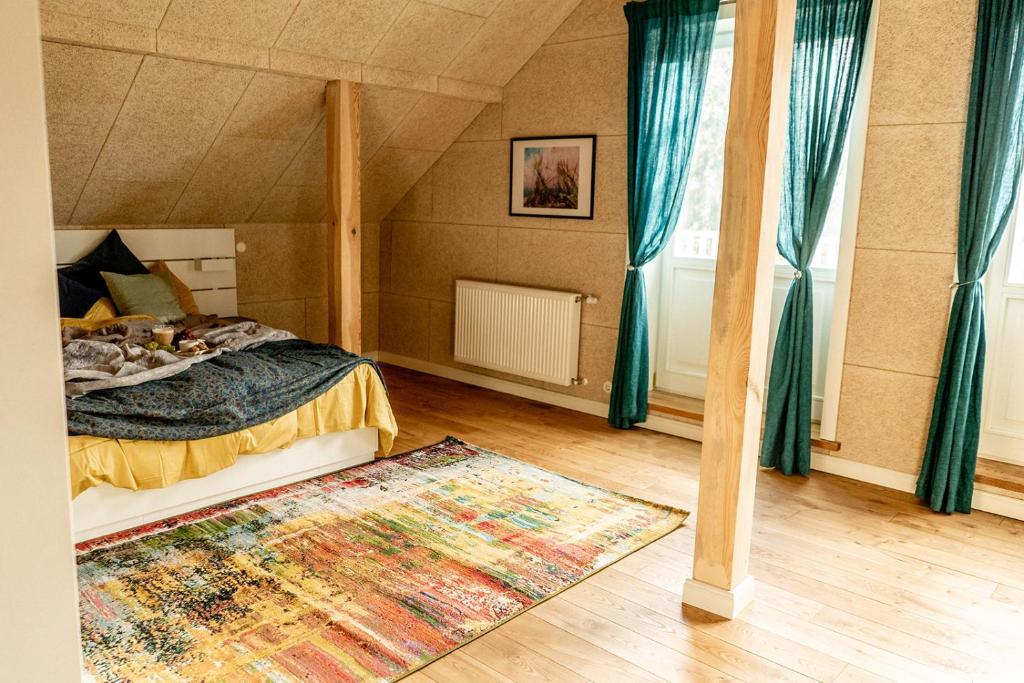 Postel nebo postele na pokoji v ubytování Pērlerada room