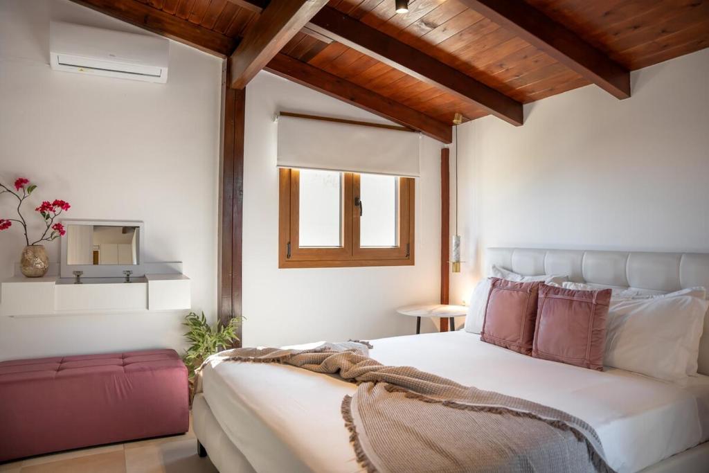 A bed or beds in a room at Michalis Apartment with Outdoor Jacuzzi