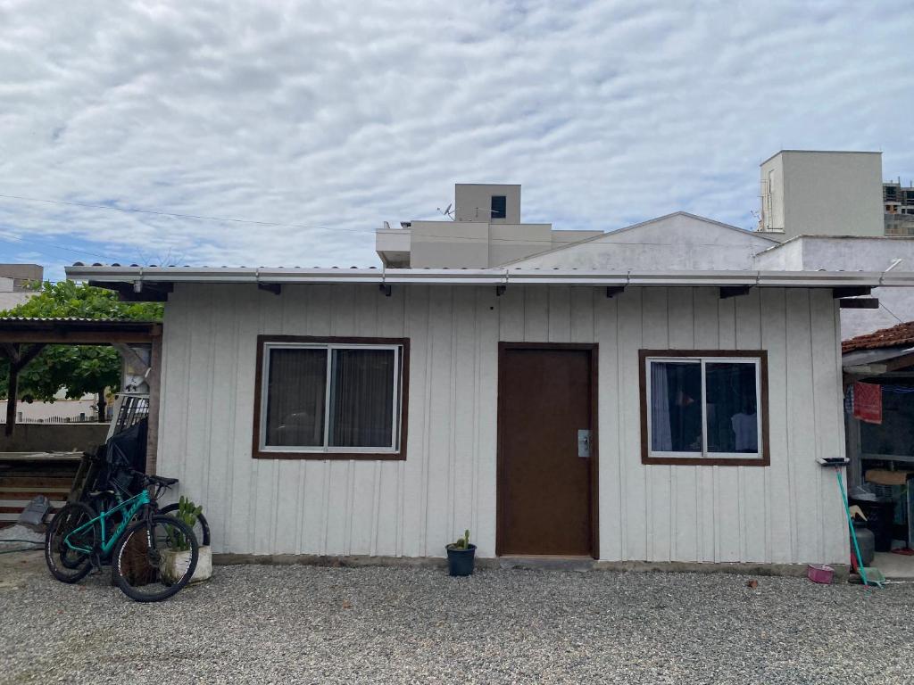 ein Haus mit einem davor geparkten Fahrrad in der Unterkunft Casa de férias em Gravatá, Navegantes perto da praia in Navegantes