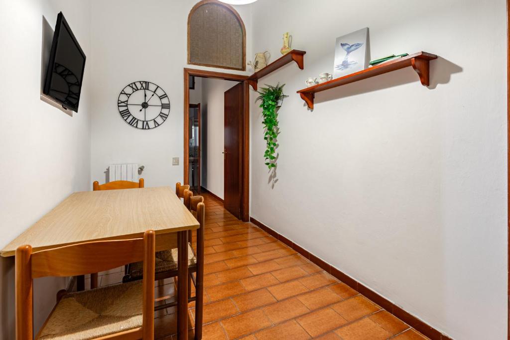 Μια τηλεόραση ή/και κέντρο ψυχαγωγίας στο Cozy house with garden in downtown Pisa