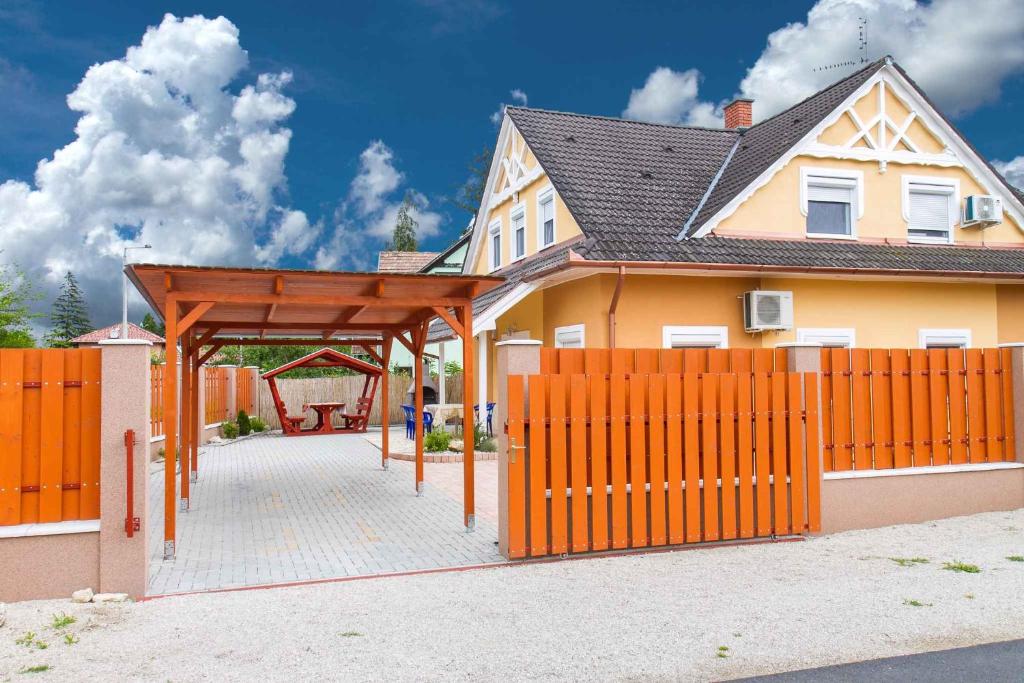 Budova, v ktorej sa dovolenkový dom nachádza