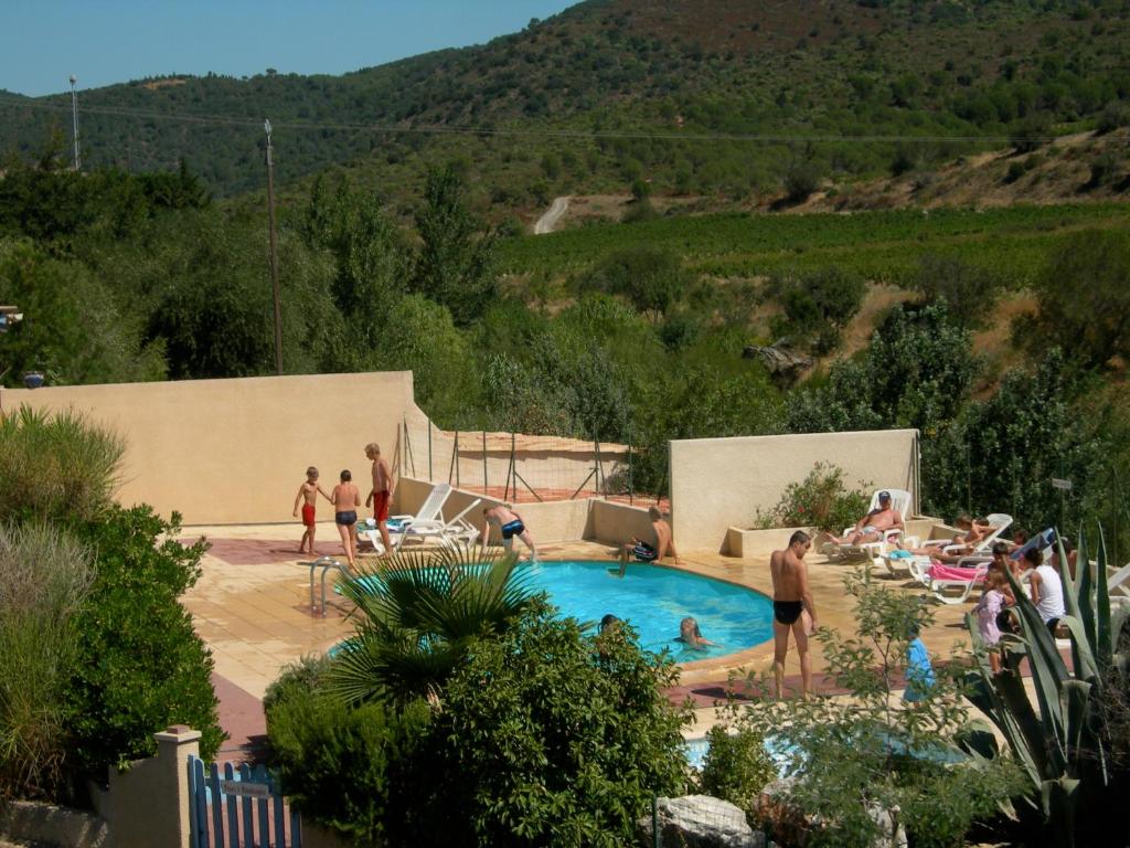 Vaade basseinile majutusasutuses Les chalets du Relais d'Aguilar või selle lähedal