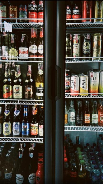 Supermarket nebo jiné obchody v  hotelu nebo okolí