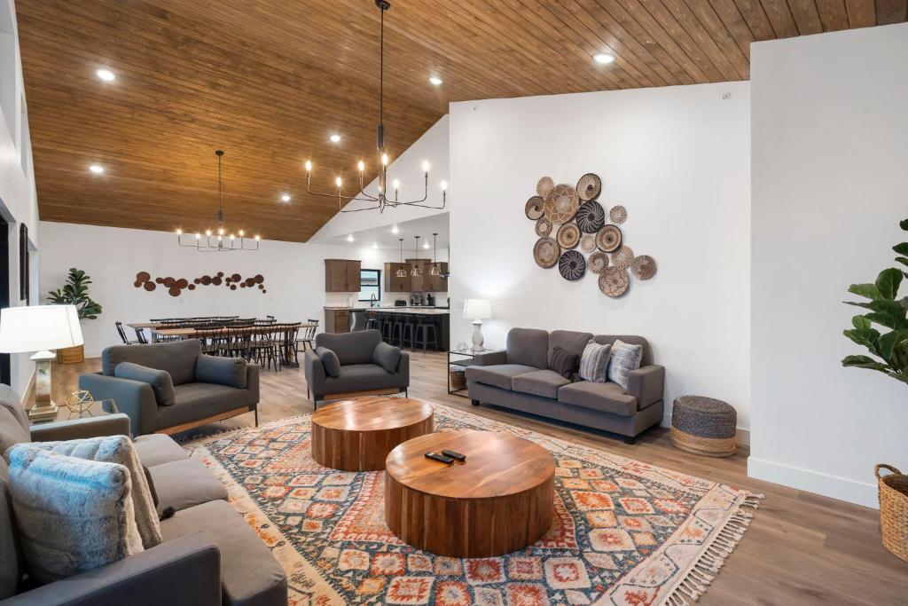 ein Wohnzimmer mit Sofas und einem Tisch in der Unterkunft Gorgeous Lake Views, $400 Daily Local Activities, Community Amenities, Near Sdc! in Branson