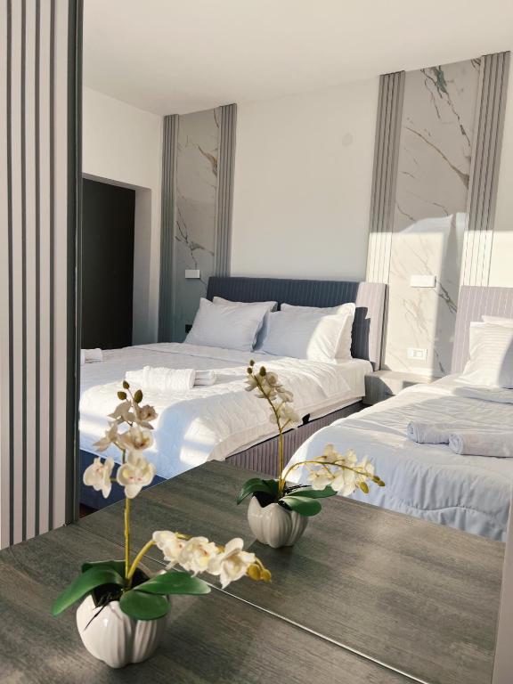 Postel nebo postele na pokoji v ubytování Apartments Fat e Jet - Pool & Breakfast