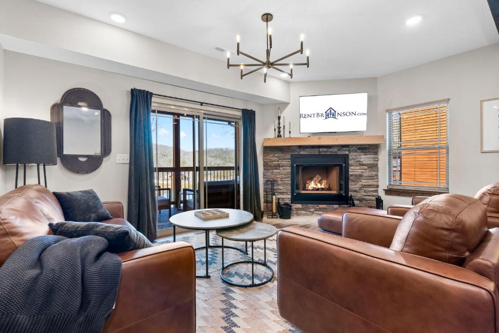 Гостиная зона в Cabin w Water View-Community Indoor Pool-Pvt Hot Tub-Free Local Attraction Tickets