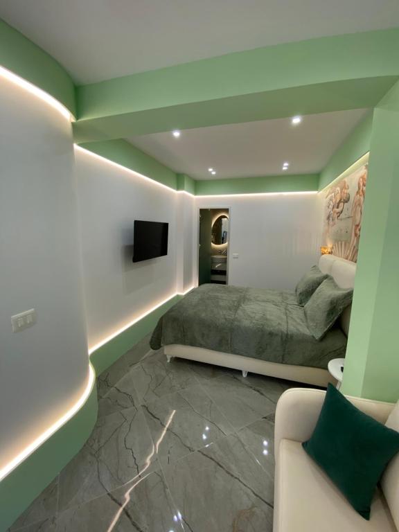 un dormitorio con una cama y un sofá en Ionian View B&B, en Himare
